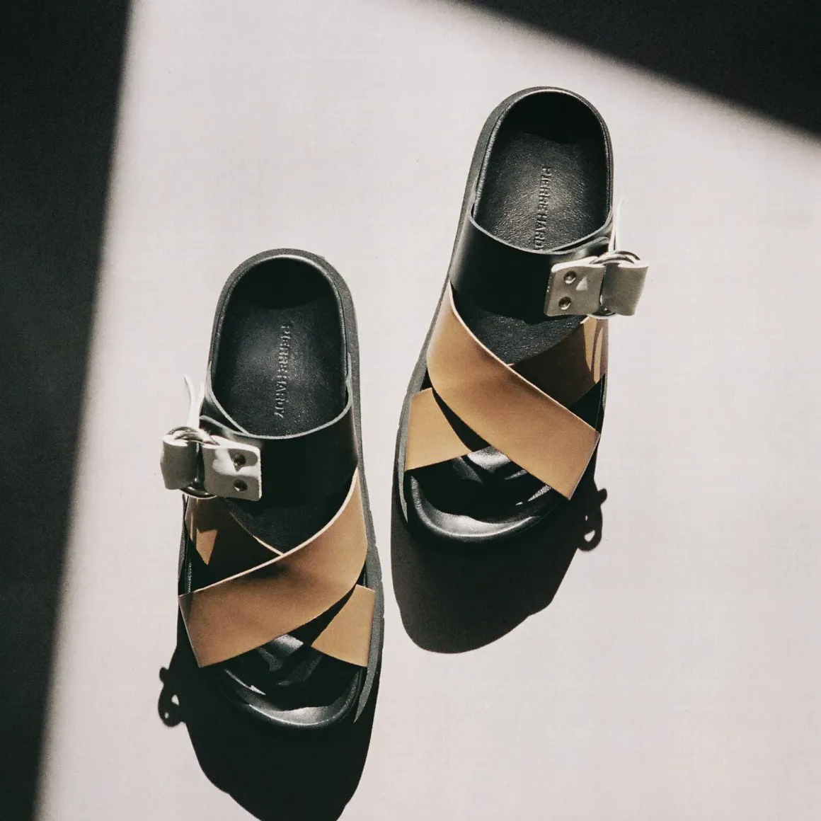 PIERRE HARDY CROSS RIDER FLAT SANDAL Tobacco,black,white Cheap